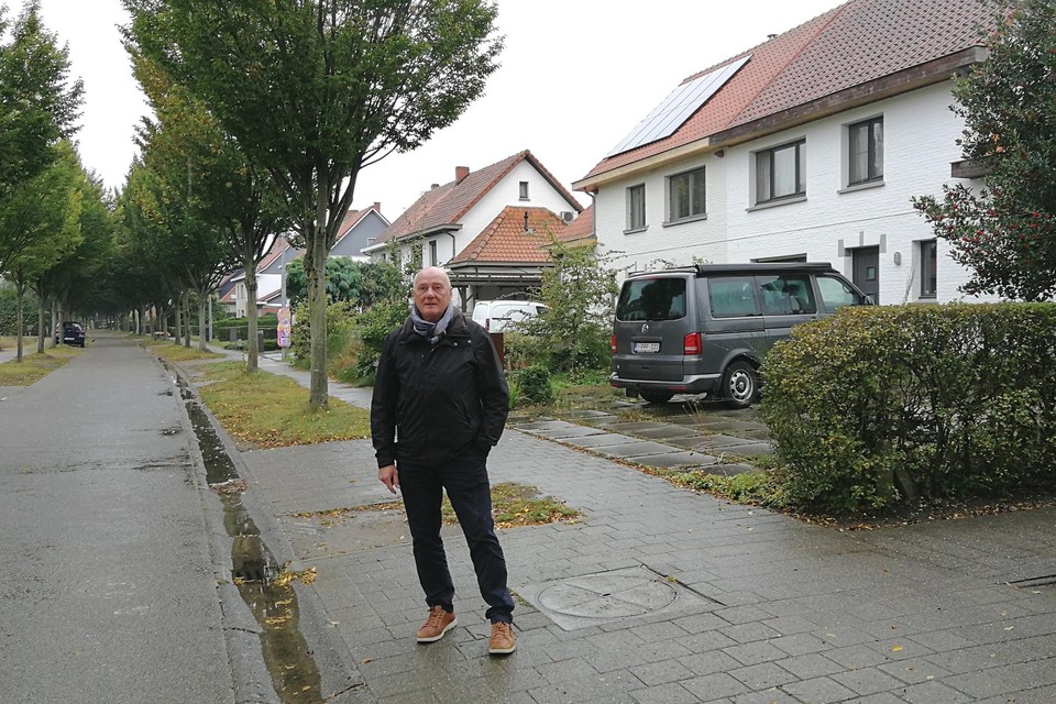 Kris Van Elsen poseert voor het huis (vooraan rechts) in de Beukenlaan waar hij in 1951 als éénjarige peuter met zijn familie kwam wonen, met rechts een van de vermaarde verbindingspaadjes tussen de straten.
