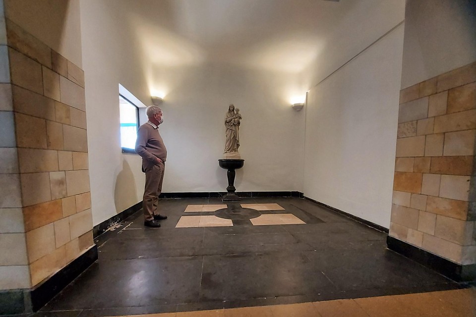 Francis Volckaerts, penningmeester van de kerkfabriek Heilig Hart, in de doopkapel.