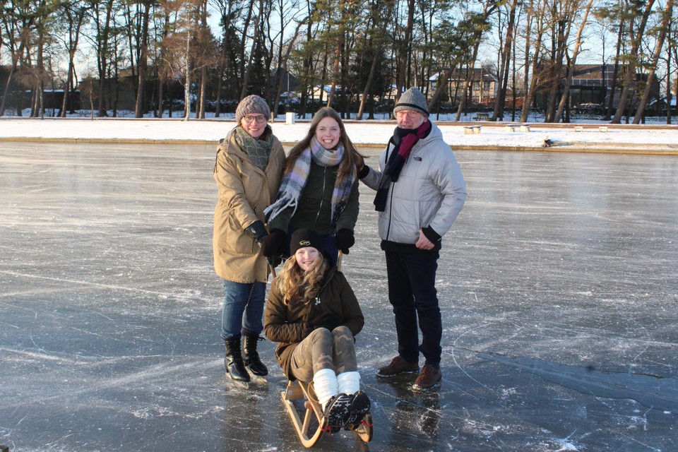 Indra, Sien, Kaat en Eric hebben pret op het ijs in Dessel.