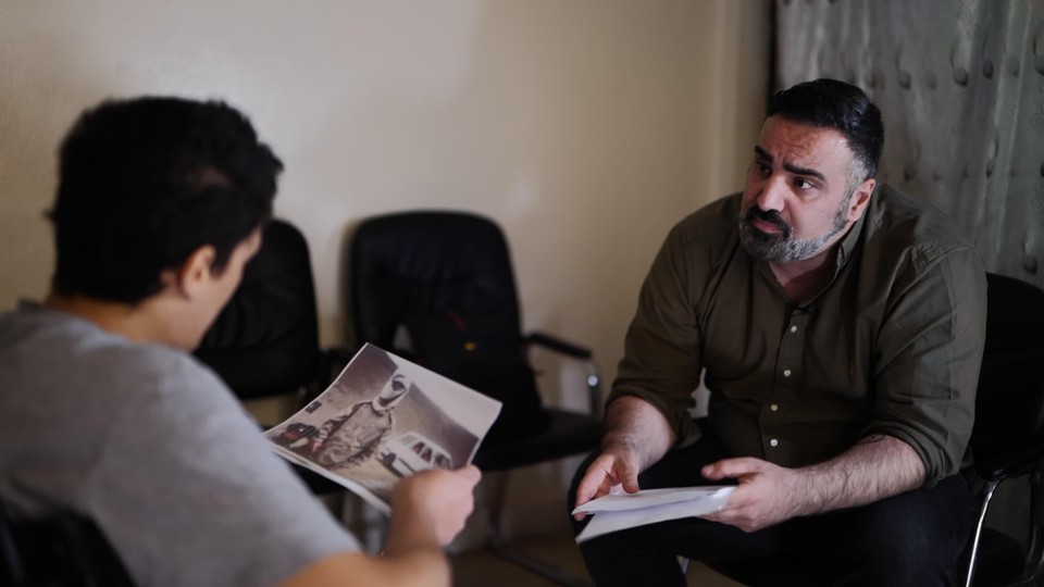 De Nederlandse journalist Sinan Can confronteert Adel Mezroui met de beelden van de video 