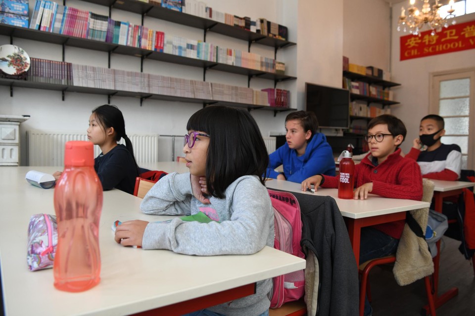 De Chinese school in Antwerpen trekt steeds meer leerlingen. “Ik durf er geen reclame meer voor te maken”, zegt directrice Pang Lin Hau. 