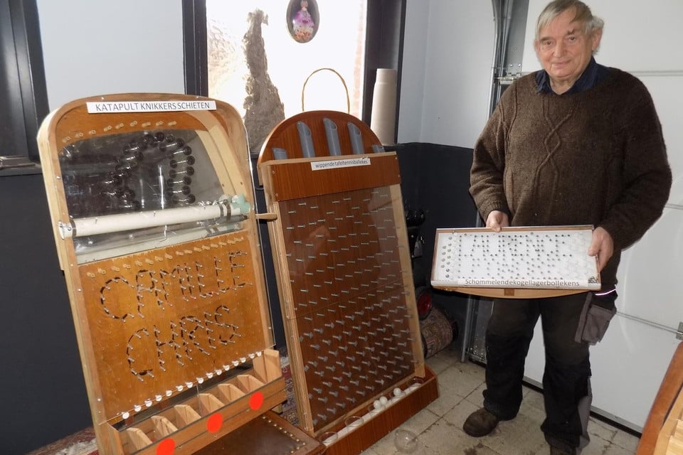 Kamiel Michielsen uit Beerse toont enkele van zijn spelletjes met de ludieke namen katapultknikkerschieten of schommelendekogellagerbollekens.