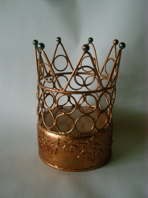 De kroon die gemaakt is uit recyclagemateriaal. 