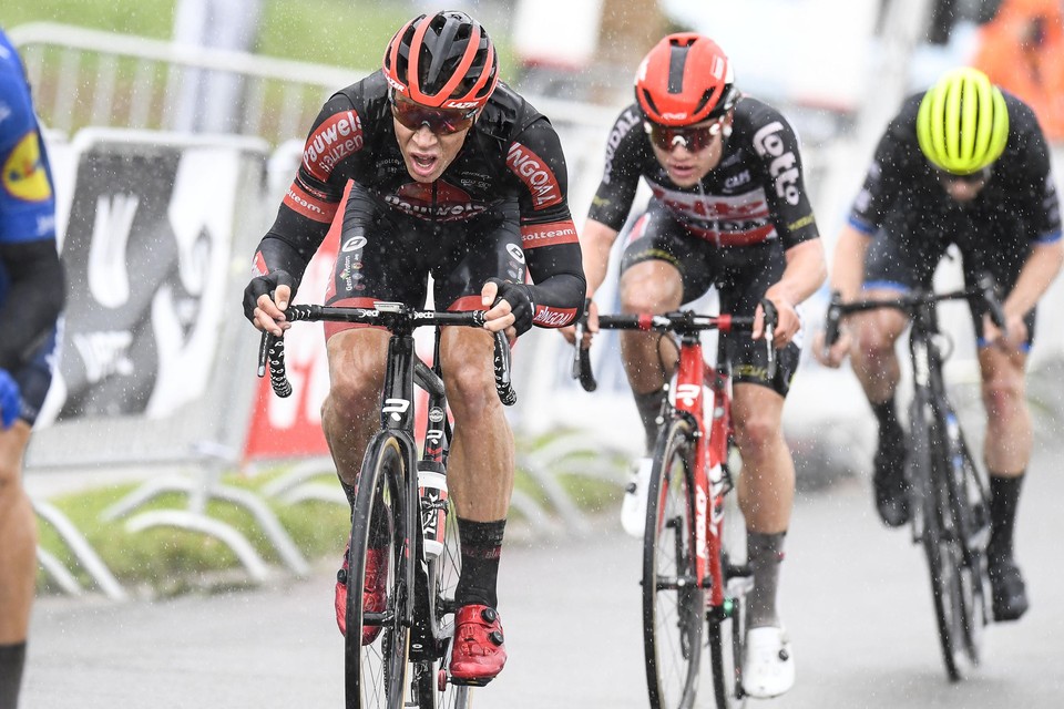 Laurens Sweeck (links) in actie in de regen tijdens de Grote Prijs Vermarc.