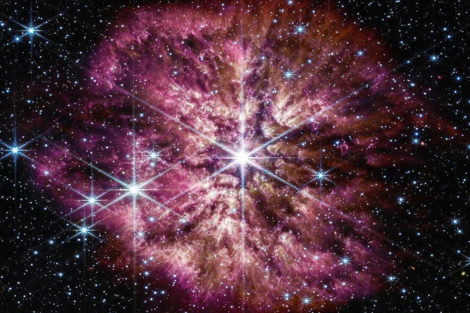 steen Collega vasthoudend James Webb-telescoop legt zelden gezien fenomeen vast op foto: de voorbode  van een supernova | Gazet van Antwerpen Mobile