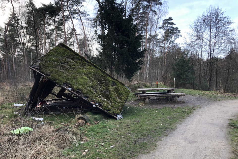 Het schuilhuisje is totaal vernield en wordt verwijderd.