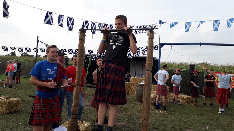 Sterke mannen in Schotse rokken op Highlandgames.