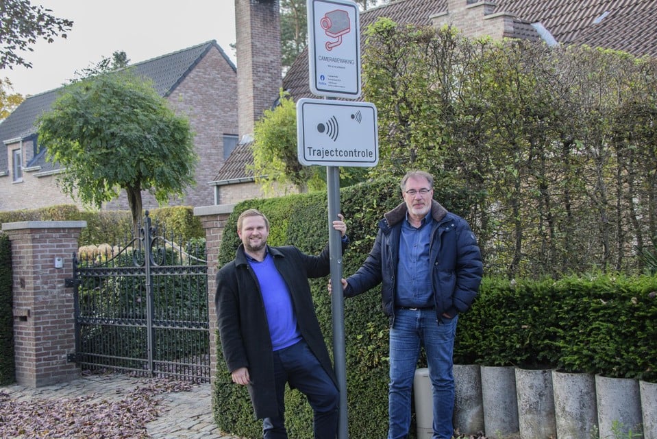 Schepen Vanmarcke (l) en burgemeester Van Looy bij de huidige trajectcontrole op de Muizensteenweg. 