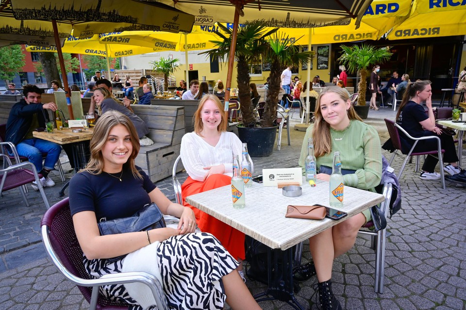 Sam (20), Febe (21), Celeste (21) en Céline (21) hebben elkaar gemist. Het terrasje was meer dan welkom.