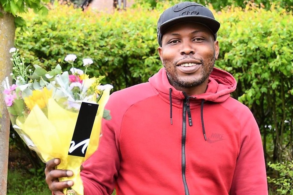 Nog maar onlangs was de betreurde straatveger Clifton Proeger door zijn collega’s van gemeente Schilde in de bloemen gezet omwille van zijn houding: altijd positief en gedienstig.