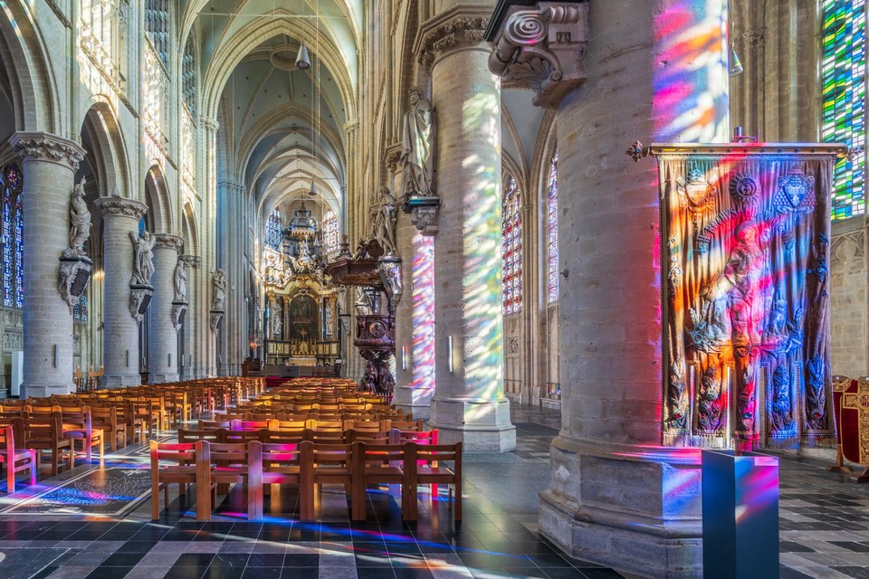 De moderne glasramen zorgen voor een kleurrijk lichtspektakel in de Onze-Lieve-Vrouw-over-de-Dijlekerk.
