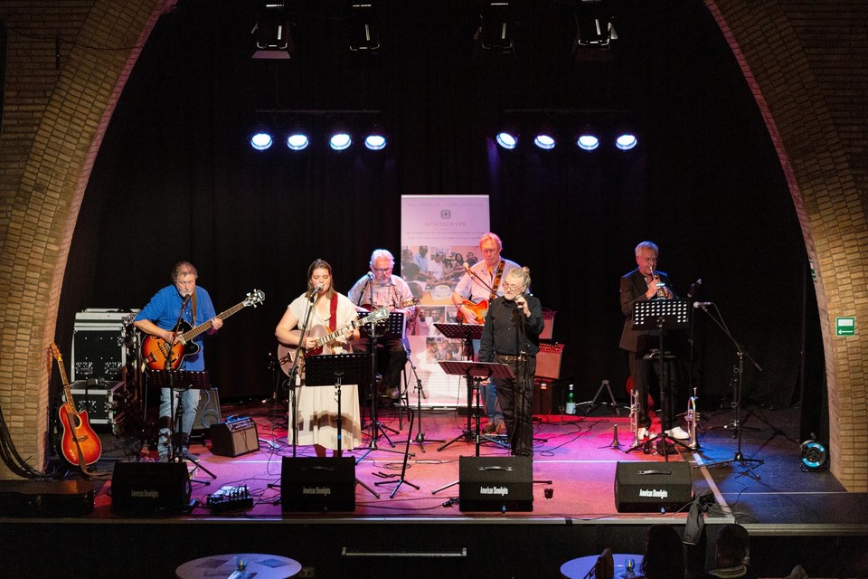 Guido & Friends zingen voor Nigeria.