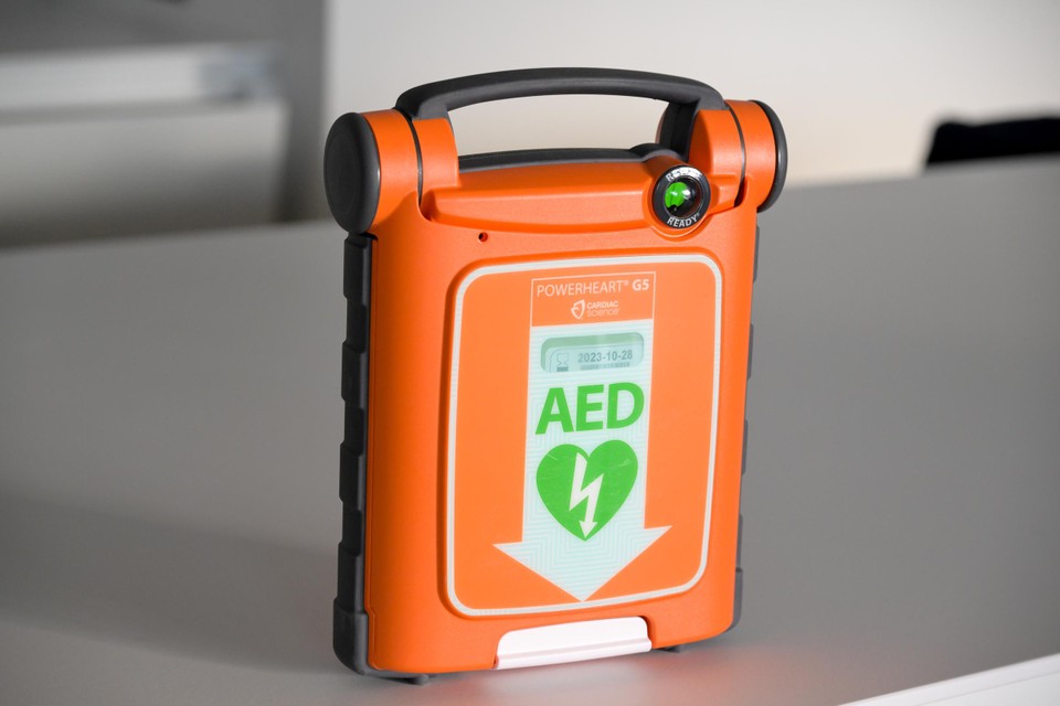 Het AED-toestel van Annick en Peter.
