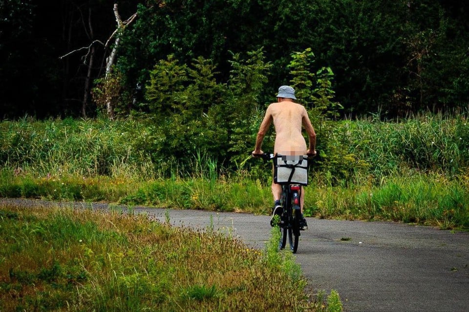 De man fietste naakt op het jaagpad langs het Netekanaal. 