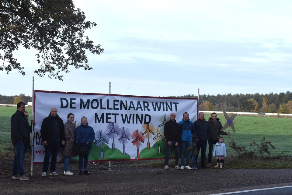 De oppositiepartijen Vooruit en MeMo-Meer Mol voeren actie voor windmolens langs de snelweg. 