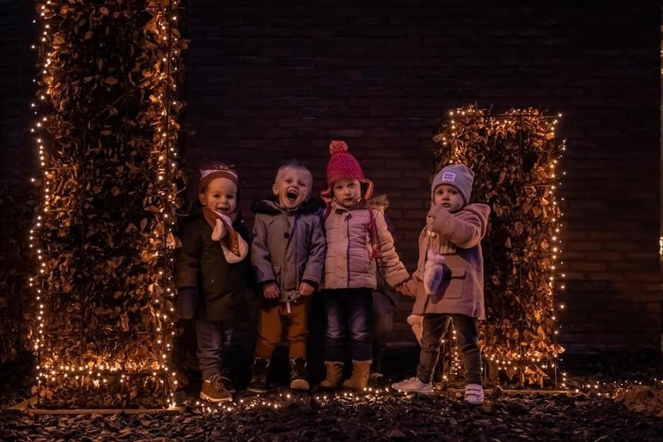 De kinderen Marnix, Vince, Elise en Emilia genoten vorig jaar van de lichtjes in de Begonialaan in Wechelderzande. 