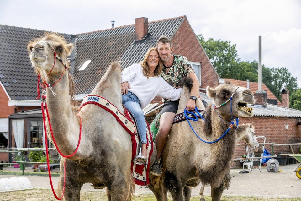 Karin en haar man Steven tussen de bulten van Big Iwan (links) en Betty.