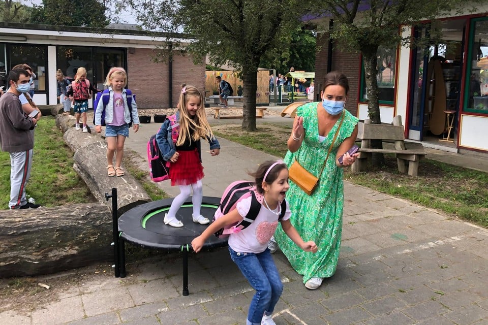 Directeur Liesbeth Daneels helpt de leerlingen van het eerste leerjaar naar hun nieuwe school springen bij basisschool ‘t Locomotiefje in Beerse.