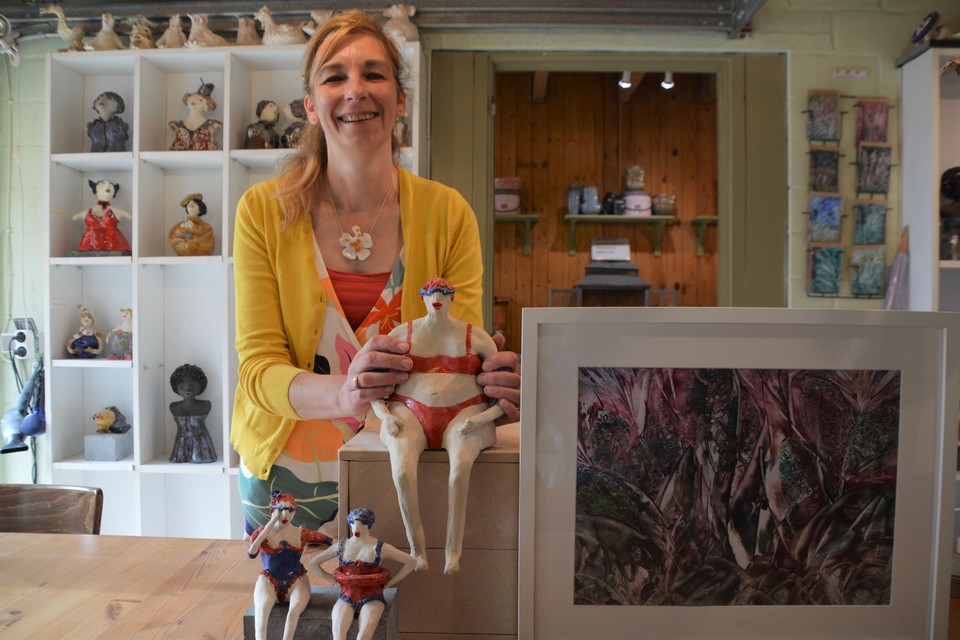 Veronique Van Asch met haar grappige zwemfiguurtjes, rechts een schilderij met bijenwas.
