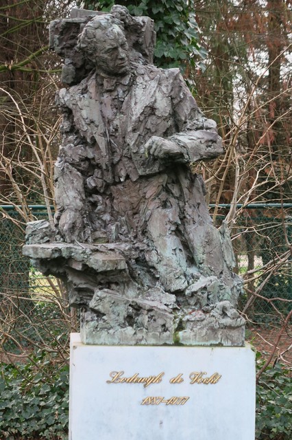 Het beeld van Lodewijk De Vocht, in 1990 gemaakt door Wilfried Pas.