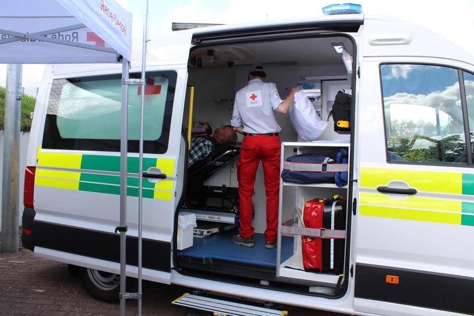 Rode Kruis Retie-Dessel zet de nieuwe ziekenwagen meteen in.