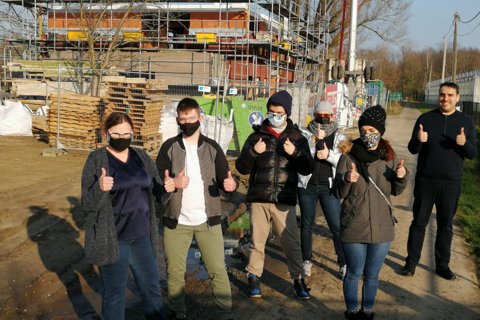 Els Van Keilegom (links) en project-coach Corine Drost (achteraan) samen met Jenne, Ilias, Julie en Robin met achter hen hun Klavertje 7 in opbouw