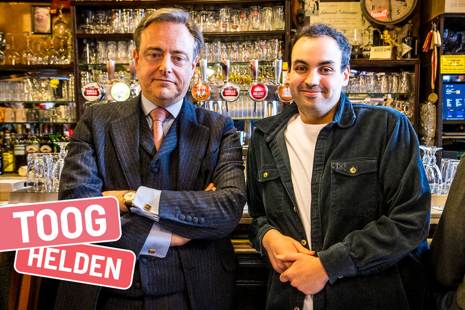 Wij nodigden burgemeester Bart De Wever en comedian Kamal Kharmach uit voor een toogbabbel in café Den Engel, vlak bij het Antwerpse stadhuis.