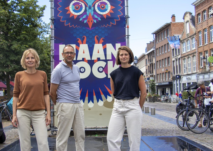 Schepen Greet Geypen samen met Geert Milis en Pia Indigne van Mechelen MeeMaken voor de aftelklok op de IJzerenleen. 