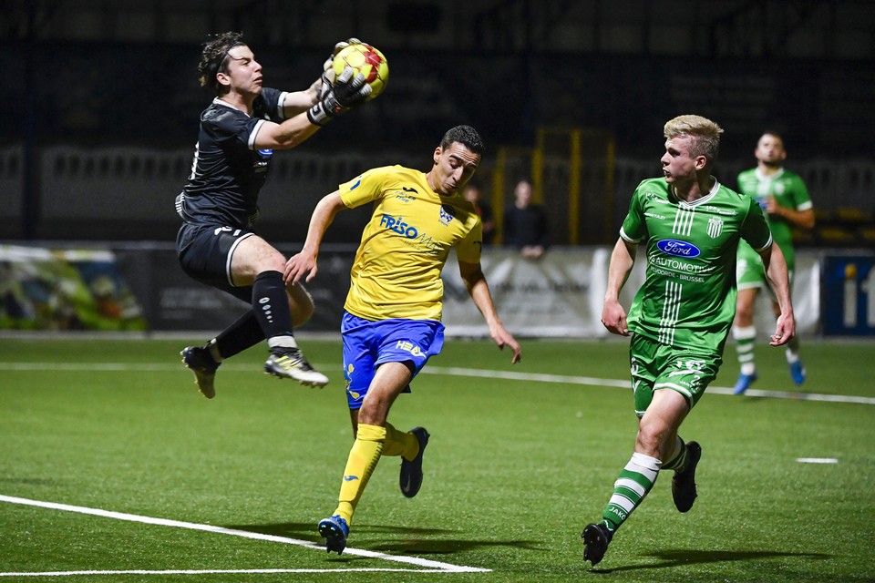 Een beeld uit de wedstrijd tussen City Pirates en Diegem waarop de bezoekende doelman Matthias Suederick de bal plukt boven het hoofd van Ibn El Mokadem.