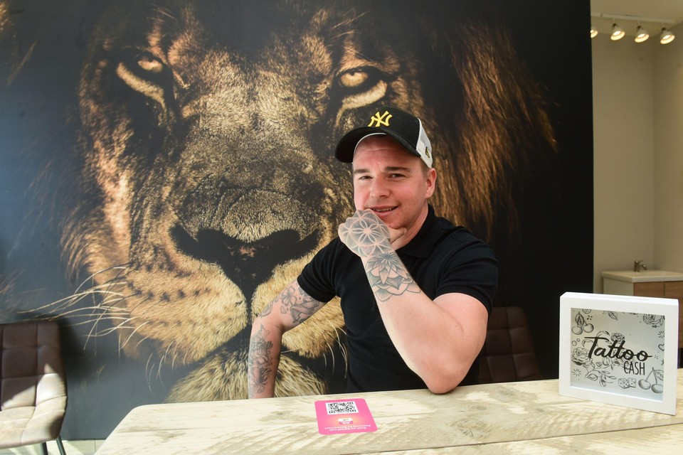Wim Somers in zijn tatoeageshop The Inkspot, die op 26 april opent.