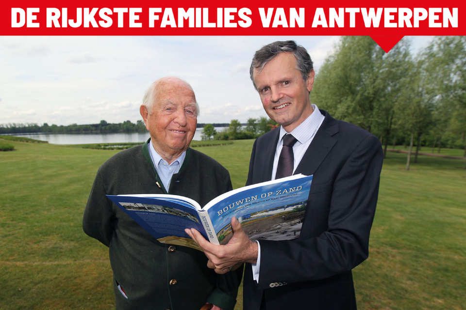 Baron Stanislas Emsens en de toenmalige directeur van Sibelco met het boek dat buurman en biograaf Alex Lefèvre heeft geschreven in 2014. 