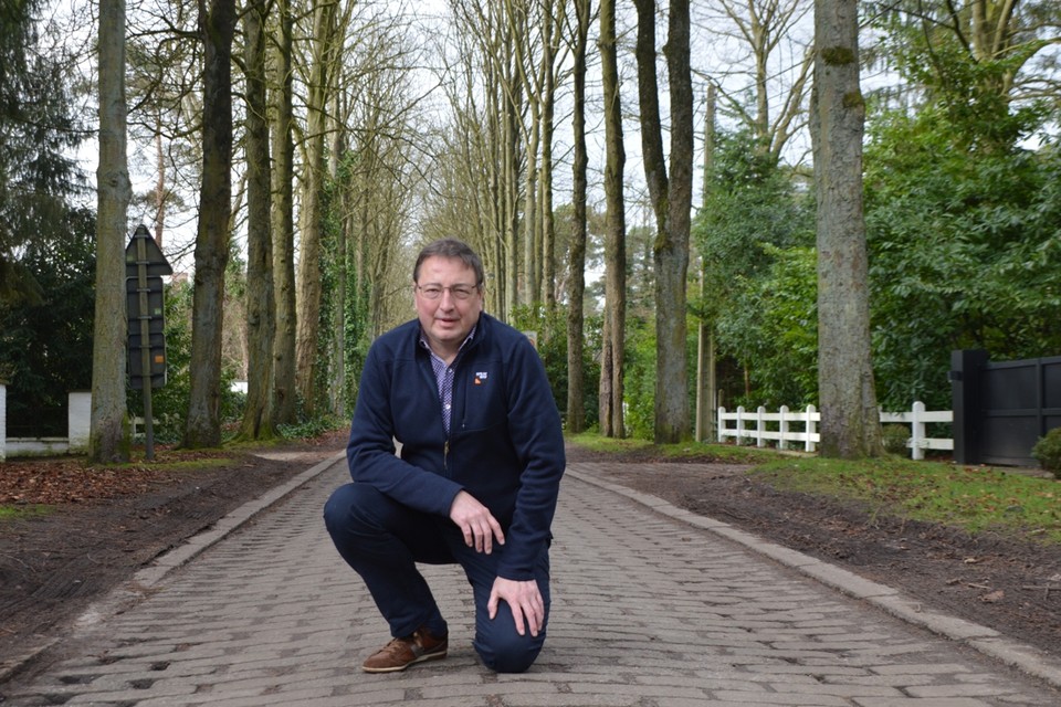 Bewoner Dirk Janssens op de unieke klinkers die door de monniken van Westmalle gemaakt werden, tussen de nu kale kruinen van de paardenkastanjes die de Mostheuvellaan haar uniek karakter geven.