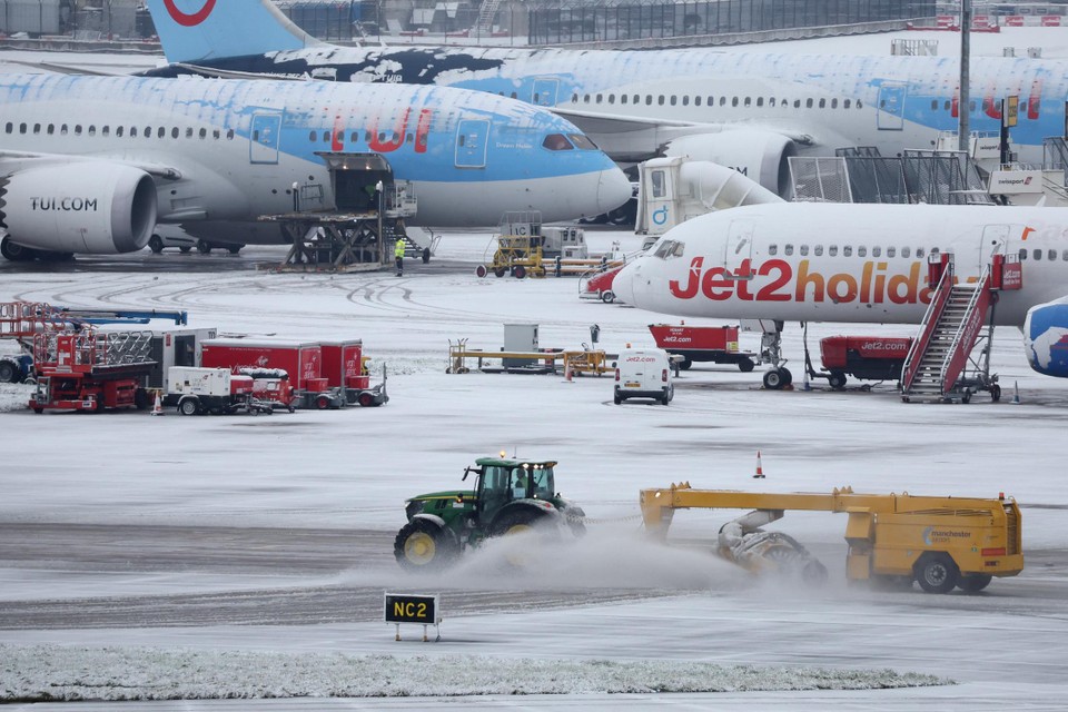 Themabeeld: op de luchthaven van Manchester wordt sneeuw geruimd. 