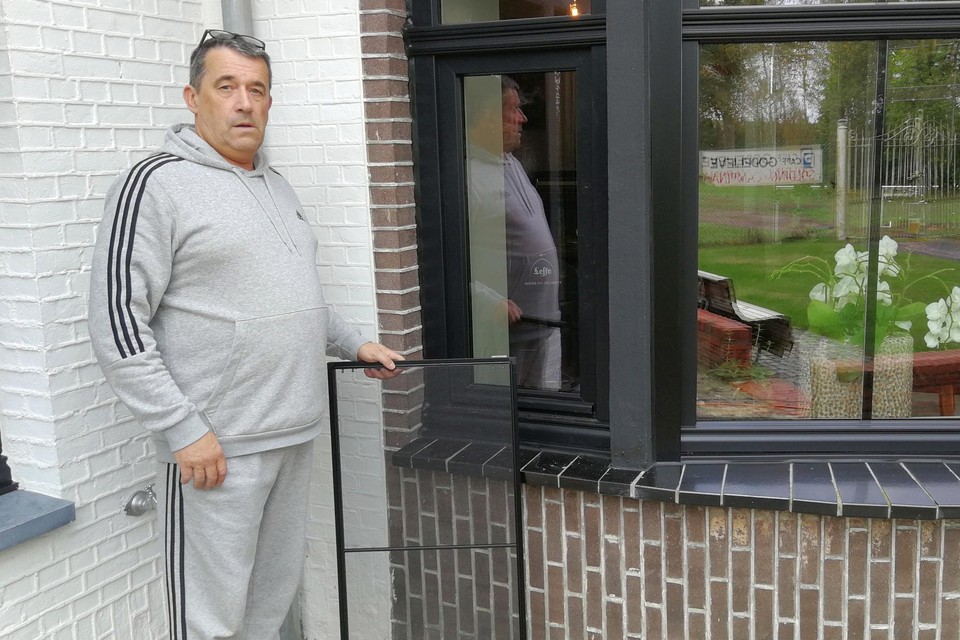 Diego Hens en zijn vrouw Godelieve Sas werden maandag rond 4u wakker toen inbrekers het raam openbraken en het vliegenscherm verwijderden.