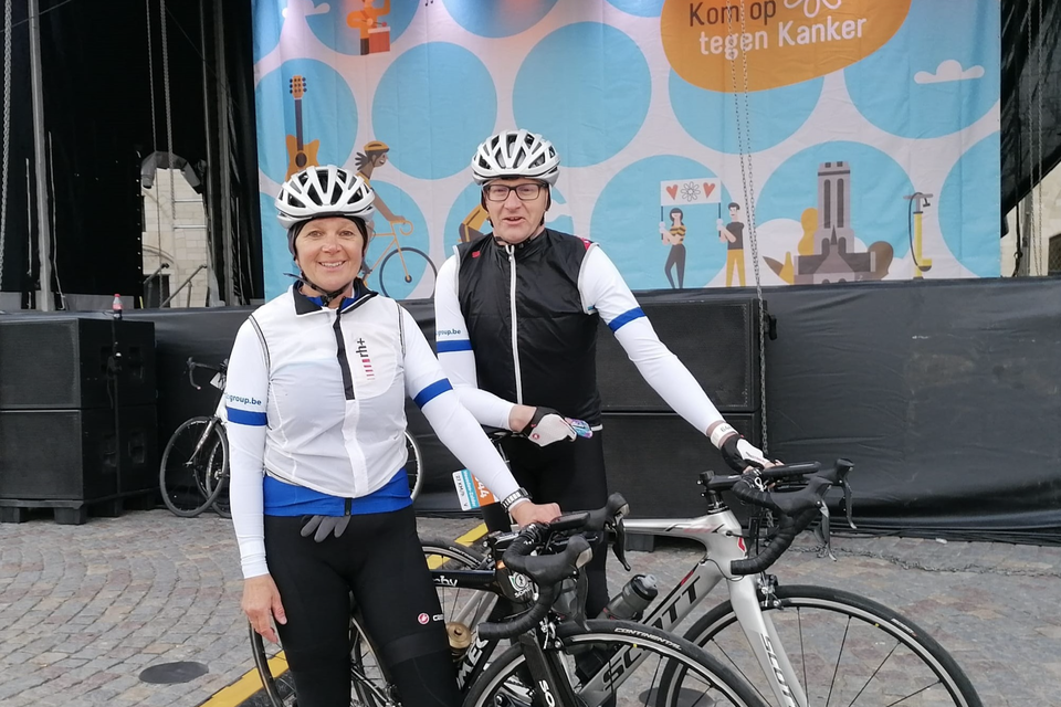 Anneke Verhulst (links) rijdt binnen twee weken mee met de 1000km Tegen Kanker.