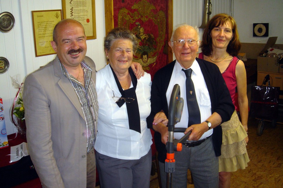 Eeuweling Marcel De Moor samen met wijlen zijn echtgenote, dochter en schoonzoon.