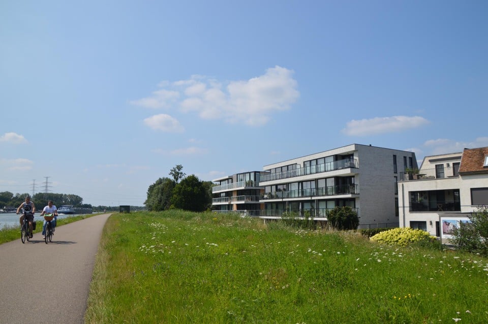 In buurdorp Massenhoven werden recent ook veel appartementen met zicht op het Albertkanaal gebouwd.