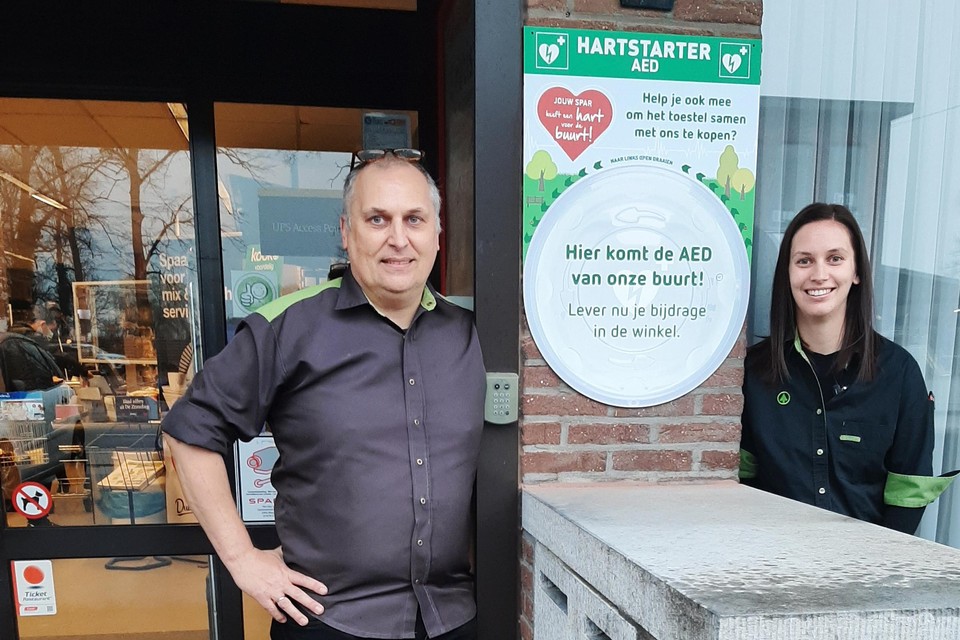 Zaakvoerders Ivo en dochter Eveline Van Roy tonen waar volgende maand een AED-toestel geplaatst wordt.