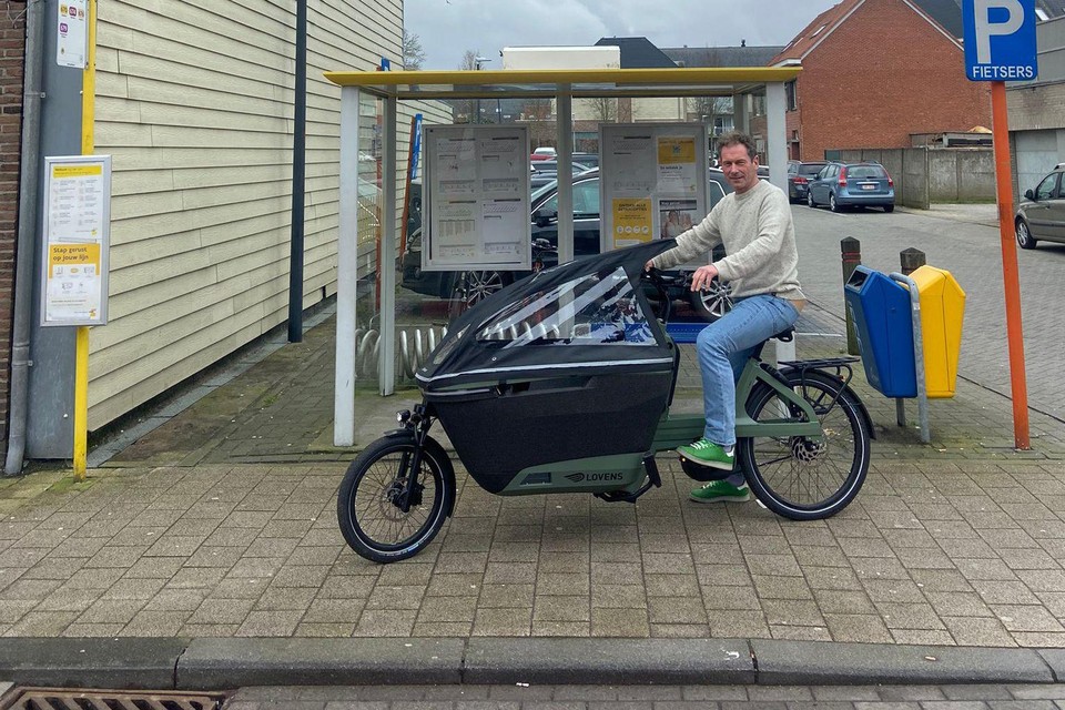 Tuur Goormachtig uit Essen toont het gebrek aan ruime fietsenstallingen aan bushaltes bijvoorbeeld.