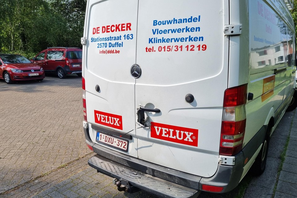 Twee weken geleden werd ook deze bestelwagen, in Duffel, leeggeroofd. Of er een verband is met de diefstal van donderdagnacht op de Mechelsesteenweg in Lier wordt volop onderzocht.