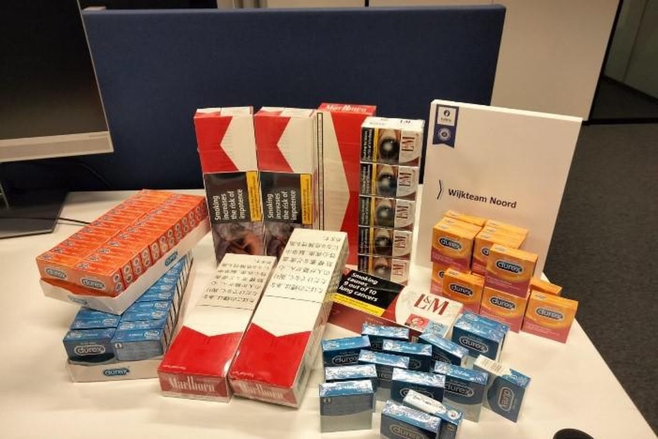 Wijkteam Noord heeft afgelopen weekend een grote hoeveelheid namaak sigaretten en condooms in beslag genomen. 