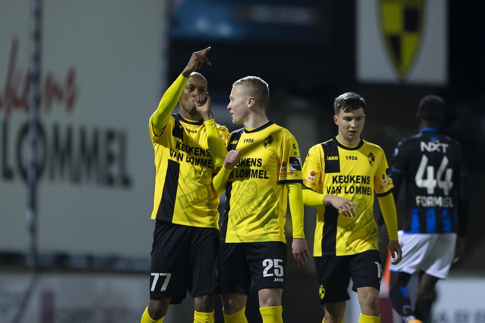 Fessou Placca (links) die een doelpunt viert. Het is een zeldzaam beeld, want de topschutter van Lierse bleef op amper zes goals steken.