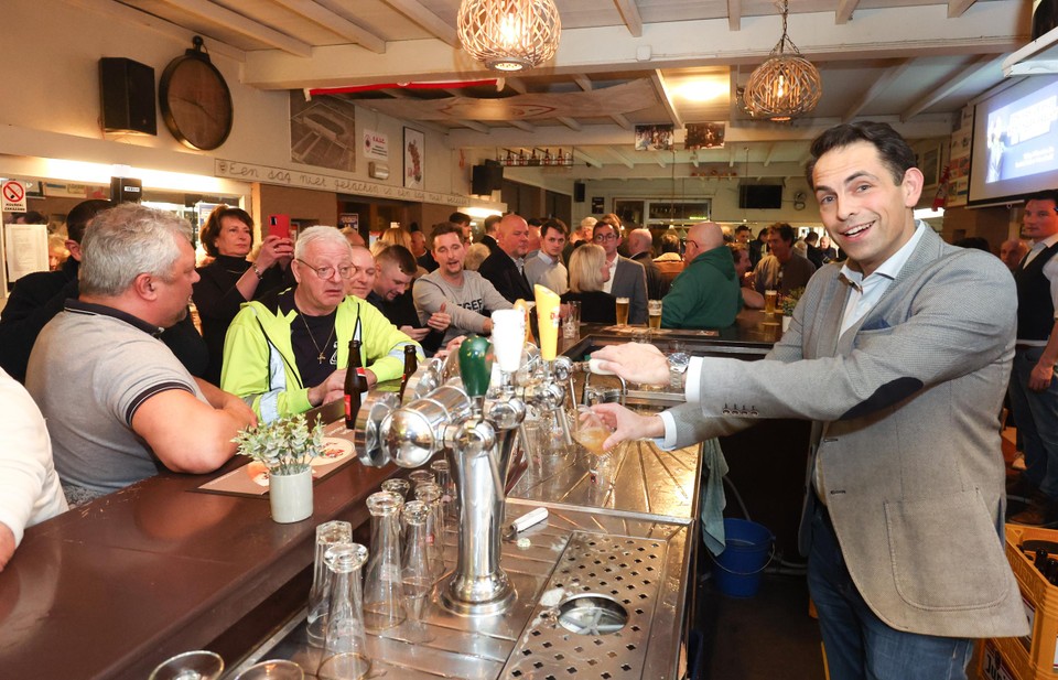 Tom Van Grieken tapt gratis pintjes voor een tournée générale.
