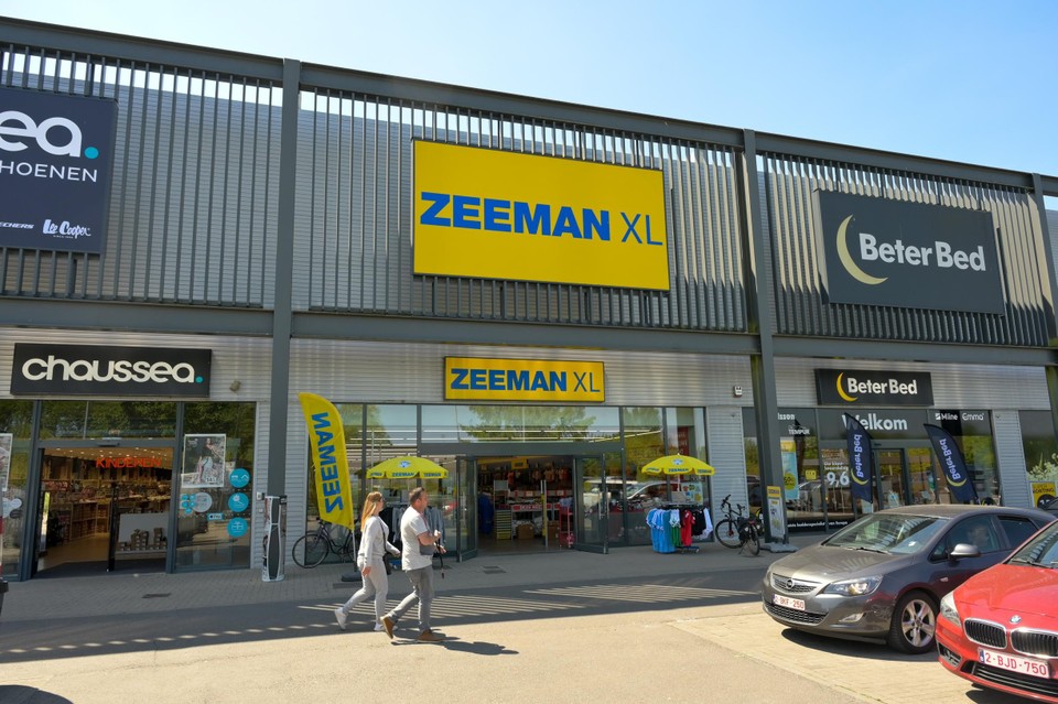 De spullen zijn te koop op de Bredabaan in Merksem.