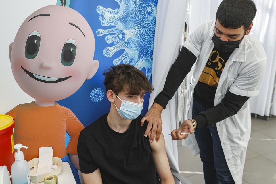 Een tiener wordt gevaccineerd in Israël. 