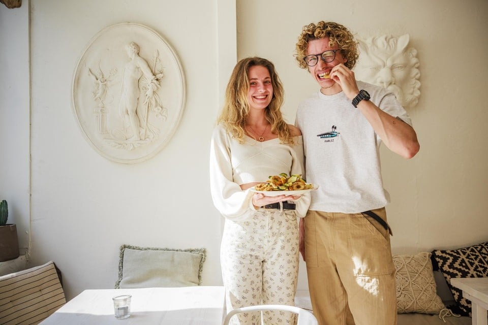 Luna Trapani en Mathias Goossens proeven van hun vegan hapjes.