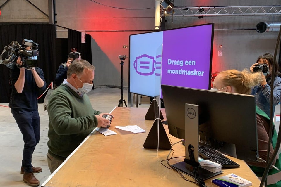 Marc Van Ranst meldde zich eerder al aan, in het Willebroekse vaccinatiecentrum.