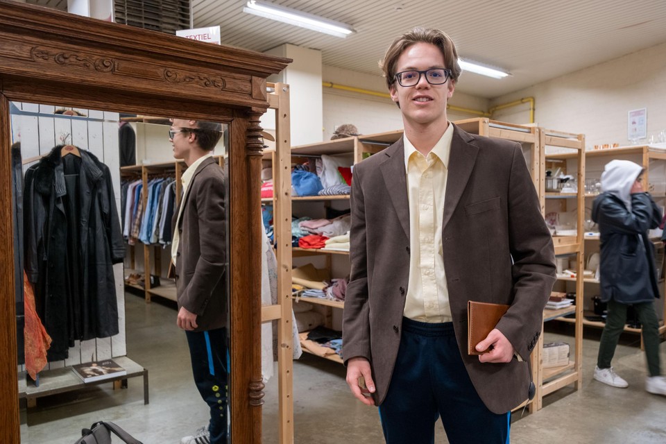 Brecht wil zich verkleden als een medewerker van het secretariaat van zijn school.