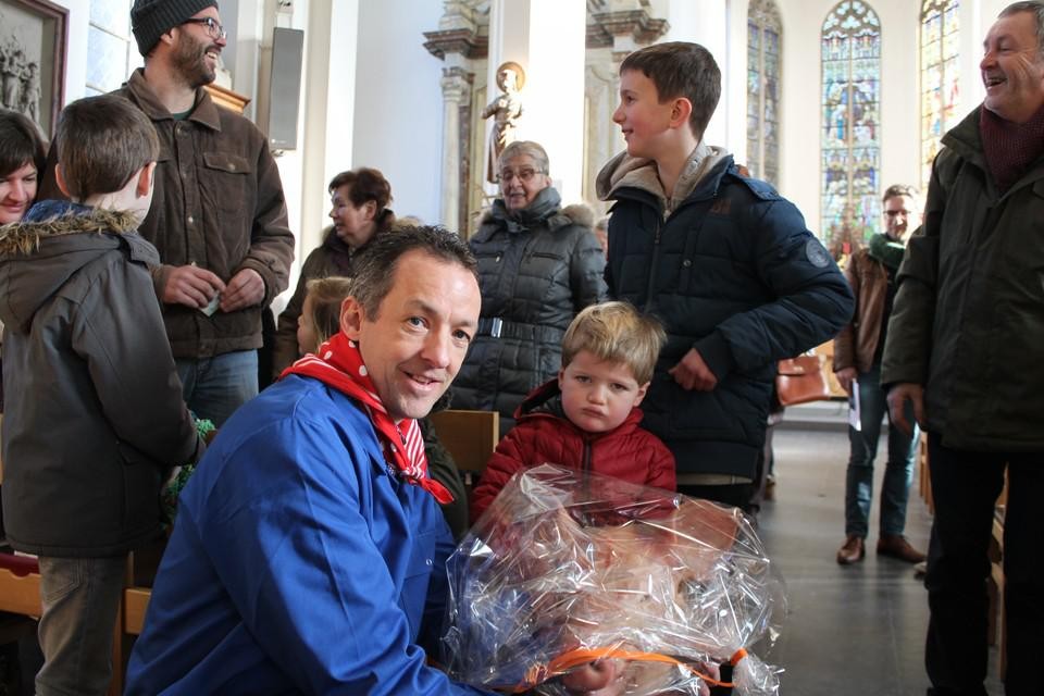 Roeper Roel Van Elsacker met de varkenskop die enkele jaren geleden in Zoersel nog door de 4-jarige Ruben werd gekocht. 