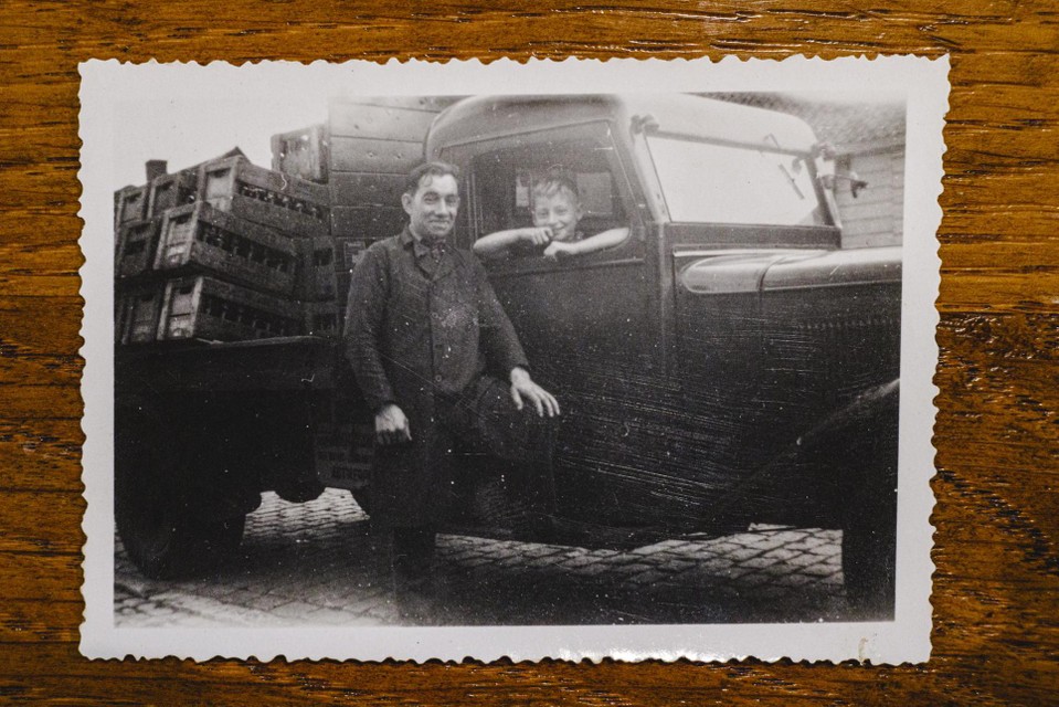 Edgard samen met zijn vader in de vrachtwagen van hun drankenhandel. 
